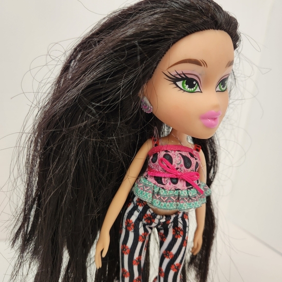 BRATZ Jade Study Abroad to Russia Doll MGA 2015 Black Hair Hippie Boots - Picture 8 of 8